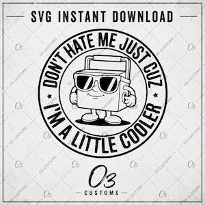 Op de afbeelding: Zwart-wit SVG-ontwerp met een cartoonkoeler met een zonnebril, met de tekst "DON'T HATE ME JUST CUZ I'M A LITTLE COOLER." Het ontwerp bevat de tekst "SVG INSTANT DOWNLOAD" en het logo "O3 CUSTOMS".