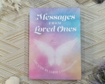 Puede incluir: Una baraja de cartas de oráculo con un fondo degradado rosa, azul y amarillo. Las cartas presentan un diseño de alas de ángel blancas y el texto "Messages from Loved Ones" en blanco. La parte inferior de la carta dice "Created by Lucid Connections".
