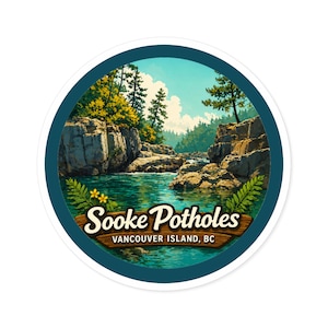 Puede incluir: Pegatina redonda con una vista panorámica de Sooke Potholes en la isla de Vancouver, BC. La imagen muestra un río turquesa que fluye entre acantilados rocosos con árboles y helechos. El texto "Sooke Potholes" se muestra en un letrero de madera.
