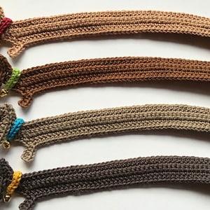 Gehäkeltes Lesezeichen Dackel, verschiedene Farben, Halsband mit Glöckchen Bild 1