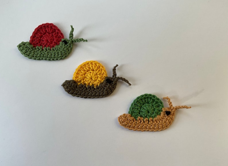 3 colorful snails, set of crocheted patches, crochet application, large selection of colors, color requests possible Mix 1