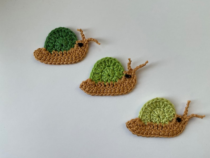 3 colorful snails, set of crocheted patches, crochet application, large selection of colors, color requests possible camel grün