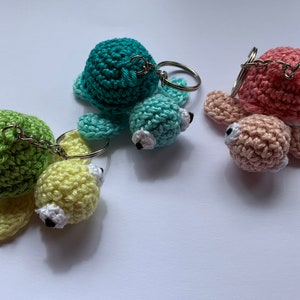 Amigurumi Kleine Schildkröte gehäkelter Taschenbaumler, Farbwünsche möglich
