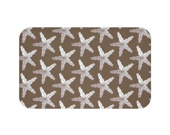 Dywanik łazienkowy z białym wzorem rozgwiazdy | Wystrój plaży nadmorskiej, brązowe tło