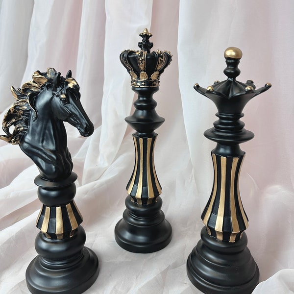 Ensemble de pièces d’échecs en or noir de 3 bibelots, décor d’échecs, statue d’échecs d’art moderne, ensemble de figurines d’échecs décoratives modernes, décor de bureau de bibelots