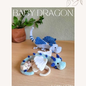 Könnte beinhalten: Zwei gehäkelte Baby-Drachen, einer blau und einer cremefarben, mit weißen Flügeln. Der blaue Drache steht mit ausgebreiteten Flügeln, während der cremefarbene Drache mit gefalteten Flügeln liegt. Der Text "BABY DRAGON" und "LOW SEW" ist im Bild sichtbar. PATTERN by @Crochet_CroChey.