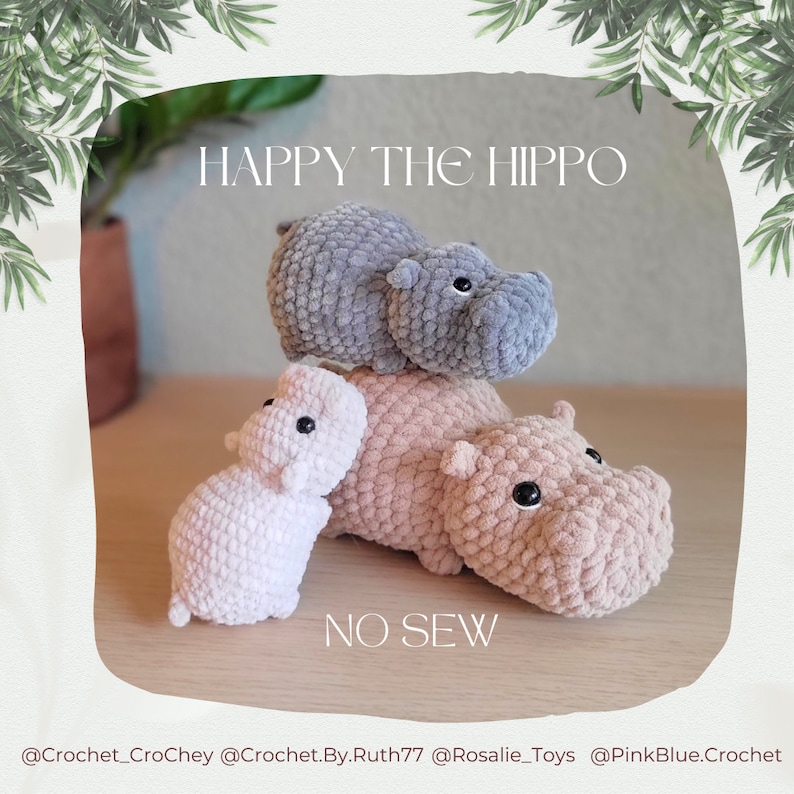 Op de afbeelding: Vier handgemaakte gehaakte nijlpaard speelgoed in verschillende maten en tinten grijs, roze en wit. De tekst "HAPPY THE HIPPO" en "NO SEW" is zichtbaar. Deze knuffels zijn perfect voor kinderen.