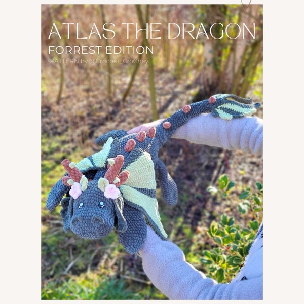 Atlas le dragon de la forêt, modèle de dragon amigurumi au crochet PDF, grandes peluches géantes sympathiques avec des bois, des pointes, des ailes et des fleurs.