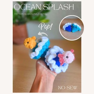 Puede incluir: Dos animales de peluche tejidos a crochet, uno amarillo y otro rosa, salen de sus conchas tejidas a crochet azul y blanco. El texto "Pop!" está escrito en la imagen. El texto "NO-SEW" está escrito en la imagen. El texto "@crochet_crochey" está escrito en la imagen.
