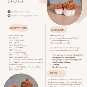 Op de afbeelding: Een haakpatroon voor het maken van twee amigurumi ma&iuml;s kolven. Het patroon bevat instructies voor het maken van de ma&iuml;s kolven in bruin en wit garen, met optionele details zoals ogen en een mond. Het patroon bevat ook een lijst met benodigde materialen, zoals garen, haaknaald, veiligheidso ogen en vulling.