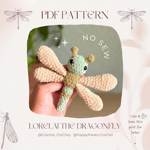 Puede incluir: Un juguete de libélula de ganchillo en verde claro, beige y beige. La libélula tiene alas grandes y se sostiene en una mano. El texto de la imagen dice "PDF PATTERN", "NO SEW" y "LORELAI THE DRAGONFLY".