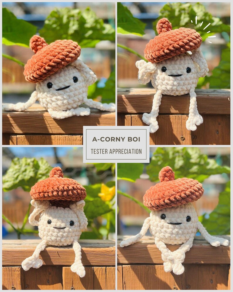 Op de afbeelding: A-Corny Boi Tester Appreciation. Vier gehaakte pluche speelgoedjes in de vorm van eikels met bruine viltmutsen zitten op een houten hek. De speelgoedjes zijn wit met bruine ogen en een glimlach.