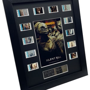 Pode incluir: Mini montagem emoldurada em preto do filme Silent Hill de 2006. A moldura contém tiras de filme e uma imagem central com o título do filme. A parte inferior da moldura tem uma placa que diz "Silent Hill (2006) Mini Montage: 41/50".