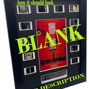 Peut inclure: Présentoir encadré noir avec des bandes de film et une affiche centrale pour le film "28 Days Later (2003)". L'affiche est rouge avec une silhouette et du texte. Le cadre porte l'inscription "example when a lightbox is fitted how it should look".