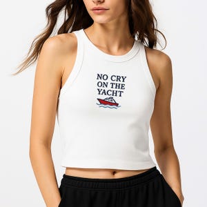 No Cry On The Yacht geborduurde geribbelde racertanktop – Esthetische zomertop