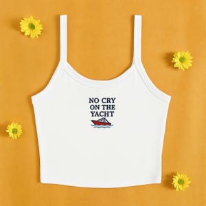 No Cry On The Yacht geborduurde crop top – grappige Y2K tanktop met spaghettibandjes – Esthetisch zomershirt voor dames