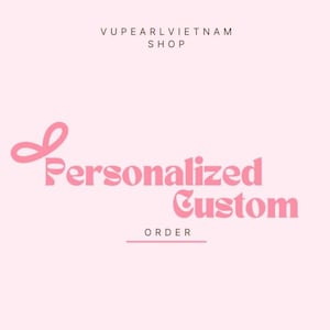 Puede incluir: Fondo rosa con el texto "VUPEARLVIETNAM SHOP" en la parte superior. Debajo, las palabras "Personalized Custom ORDER" están en una fuente rosa decorativa.