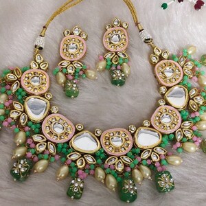 Conjunto kundan de diseñador inspirado en Sabyasachi, gargantilla Kundan verde, conjunto de gargantilla nupcial Kundan, conjuntos nupciales Kundan personalizables, conjuntos Royal Kundan imagen 4