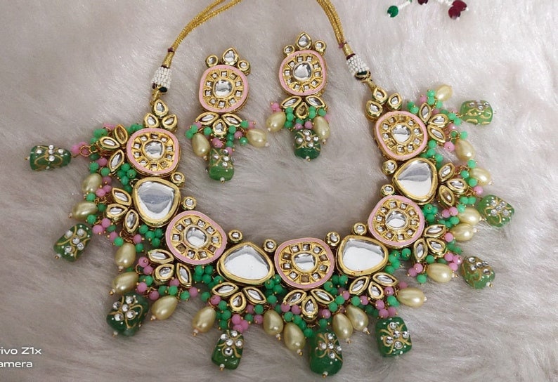 Conjunto kundan de diseñador inspirado en Sabyasachi, gargantilla Kundan verde, conjunto de gargantilla nupcial Kundan, conjuntos nupciales Kundan personalizables, conjuntos Royal Kundan imagen 4