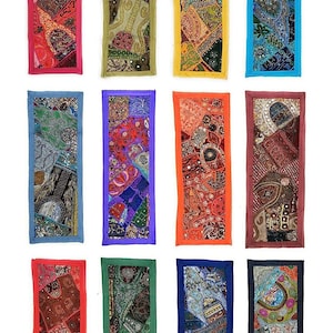 Könnte beinhalten: Zwölf bunte Patchwork-Tischläufer mit Perlenbesatz. Jeder Läufer ist aus verschiedenen Stoffen und Farben gefertigt, darunter Rot, Blau, Grün, Orange und Lila. Die Läufer sind alle etwa 46 cm lang und 15 cm breit.