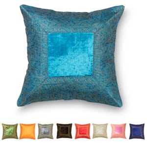 Può includere: Un set di dieci fodere per cuscini decorative in vari colori. Le fodere sono realizzate in un tessuto morbido e testurizzato con un pannello centrale in velluto. I colori includono verde, arancione, argento, marrone, rosso, beige, rosa e blu.