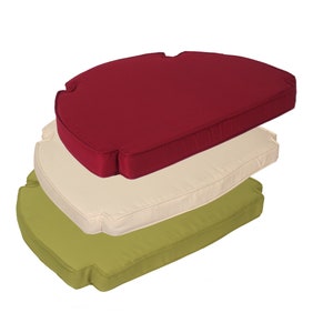 Peut inclure: Trois coussins de chaise ronds de différentes couleurs : rouge, crème et vert. Les coussins sont empilés les uns sur les autres.