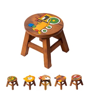Puede incluir: Cinco taburetes de madera para niños con diferentes diseños de animales y vehículos pintados en la parte superior. Los diseños incluyen una rana, un gato, un oso, un búho y un camión.