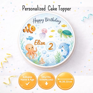 Può includere: Un topper rotondo per torta a tema sottomarino. Il design include un pesce pagliaccio, una medusa, una tartaruga, un delfino e un polpo. Il testo recita "Happy Birthday" e "Elisa 2". Disponibile nelle misure di 18, 20 e 22 cm.