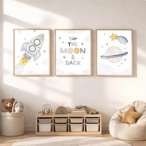 Può includere: Un set di tre tazze in ceramica con finitura opaca e macchiettata. Le tazze sono nei toni del crema, grigio chiaro e grigio scuro. Ogni tazza ha un design semplice e minimalista, perfetto per caffè o tè.