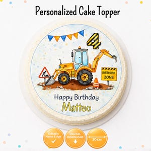 Può includere: Un topper rotondo per torta con un escavatore giallo, il numero 4 e un cartello con la scritta Birthday Zone. Il design include bandierine blu e arancioni, un segnale di pericolo e il testo Happy Birthday Matteo. Misura 20 cm di larghezza.