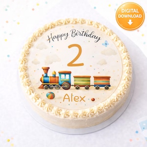 Op de afbeelding: Een ronde verjaardagstaart met witte glazuur en een kleurrijk treindesign. De taart is versierd met de woorden "Happy Birthday 2 Alex". Een digitaal download-pictogram staat in de rechterbovenhoek.