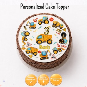 Può includere: Un topper rotondo per torta a tema costruzione con camion gialli, escavatori e segnali stradali. Il design include il numero 3 e il nome Noah in testo giallo. Il topper ha un diametro di 20 cm ed è un prodotto scaricabile in formato digitale.