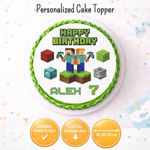 Puede incluir: Un adorno redondo para pastel con un borde verde y el texto "Personalized Cake Topper". El centro presenta un diseño temático de Minecraft con las palabras "Happy Birthday", el nombre "Alex" y el número "7".