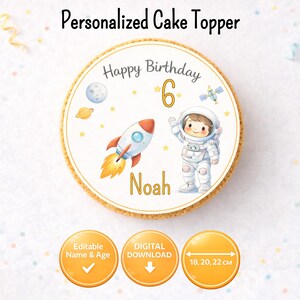 Può includere: Un cake topper personalizzato a tema spaziale. Il design include un razzo, un astronauta, pianeti e stelle. Il testo recita "Happy Birthday 6 Noah". Disponibile nelle misure 18, 20 e 22 cm.