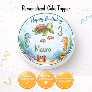 Può includere: Un cake topper personalizzato a tema sottomarino. Il design include una tartaruga marina verde, cavallucci marini, pesci e un granchio. Il testo recita "Happy Birthday" e "Mauro", con il numero 3. Disponibile nelle misure di 18, 20 e 22 cm.