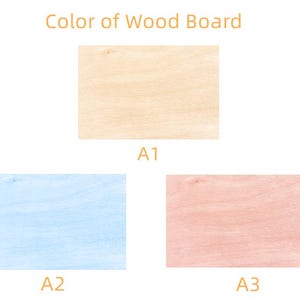Pu&ograve; includere: Tre campioni di tavole di legno in diversi colori: naturale, azzurro chiaro e rosa chiaro. I campioni sono etichettati A1, A2 e A3.