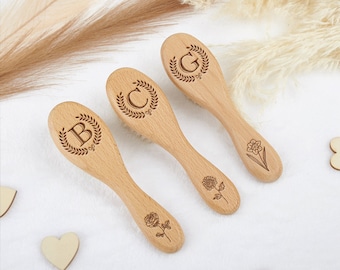 Juego de cepillo y peine para el cabello de bebé de madera para recién nacidos y niños pequeños, cepillo para el cabello de flor de nacimiento personalizado con nombre, regalo de anuncio de nacimiento de bebé grabado