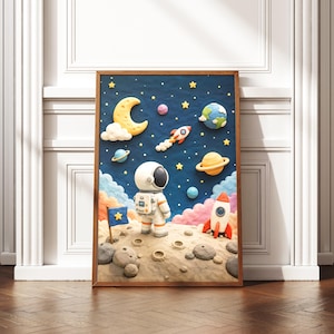 Könnte beinhalten: Ein gerahmtes Wandbild mit einer texturierten, dreidimensionalen Weltraumszene. Ein Astronaut steht auf einer kraterreichen Mondoberfläche neben einer blauen Flagge mit einem gelben Stern und einer rot-weißen Rakete. Der dunkelblaue Himmel enthält eine gelbe Mondsichel, eine bunte Erde, einen Planeten mit Ringen und ein kleines Raketenschiff.