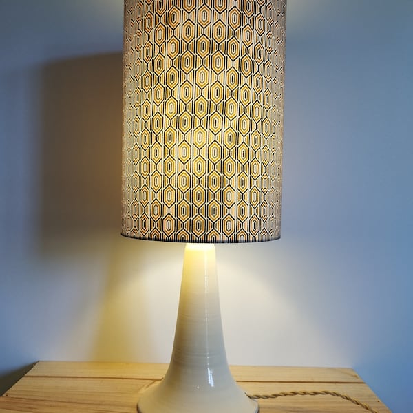 lampe style vintage avec un pied crème en céramique et un abat jour en coton bleu à motifs pour décorer votre intérieur avec élégance