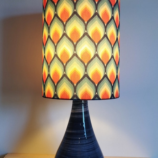 lampe style vintage avec un pied bleu en céramique et un abat jour orange à motifs pour décorer votre intérieur avec élégance