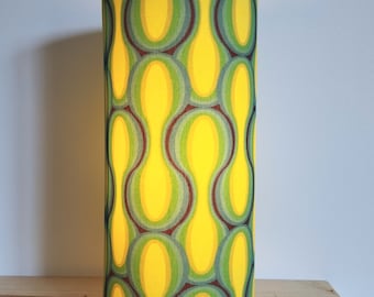 lampe à poser avec de petits pieds en métal et du tissu vintage jaune et vert pour décorer votre intérieur