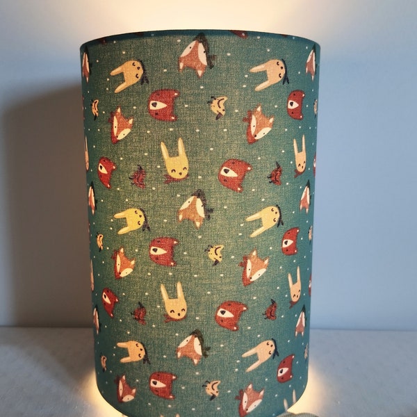 lampe à poser avec de petits pieds en métal et du tissu pour enfant à motifs lapin et renard afin de décorer votre intérieur