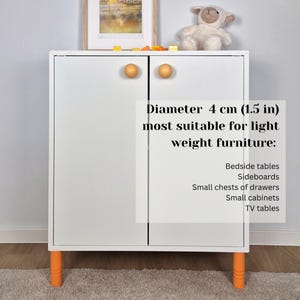 Puede incluir: Armario blanco con patas naranjas y pomos de madera. El armario tiene dos puertas y es adecuado para mesitas de noche, aparadores, c&oacute;modas peque&ntilde;as, armarios peque&ntilde;os y muebles de TV. Los pomos tienen 4 cm de di&aacute;metro.