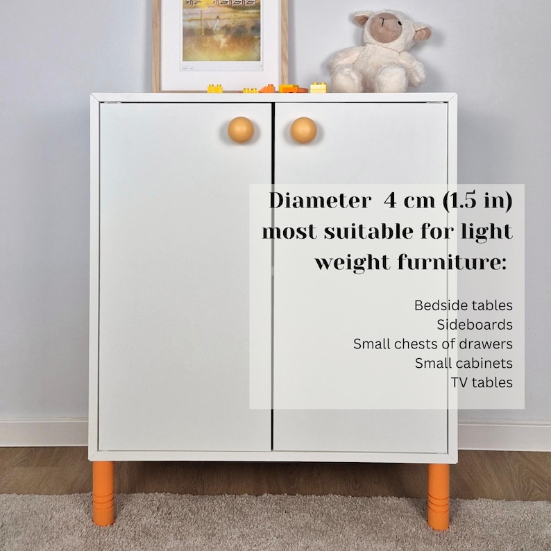 Puede incluir: Armario blanco con patas naranjas y pomos de madera. El armario tiene dos puertas y es adecuado para mesitas de noche, aparadores, c&oacute;modas peque&ntilde;as, armarios peque&ntilde;os y muebles de TV. Los pomos tienen 4 cm de di&aacute;metro.