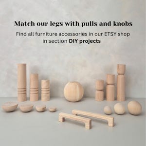 Puede incluir: Una colecci&oacute;n de accesorios de muebles de madera sin terminar, que incluyen pomos, tiradores y patas. La imagen presenta varias formas y tama&ntilde;os, como patas cil&iacute;ndricas con ranuras, pomos esf&eacute;ricos y tiradores rectangulares. El texto dice: "Match our legs with pulls and knobs."