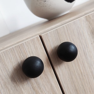 Bouton de meuble rond noir mat : quincaillerie pour meubles élégante