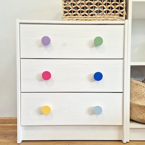 Boutons ronds colorés pour armoire I Accessoires de mobilier ludiques pour chambre de bébé, de garçon ou de fille I Fabriqué dans l'UE