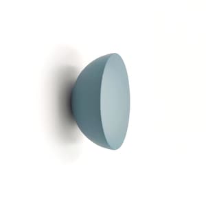 Puede incluir: Un pomo de cerámica azul claro de forma redondeada.