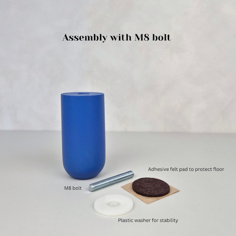 Puede incluir: Una pata de mueble cil&iacute;ndrica azul con base redondeada. Incluye un perno M8, una arandela de pl&aacute;stico blanca y una almohadilla de fieltro marr&oacute;n. Texto: Ensamblaje con perno M8.
