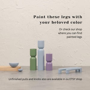 Puede incluir: Imagen de patas de muebles de madera pintadas en verde, azul claro y morado. El texto dice: "Pinta estas patas con tu color favorito" y "Tiradores y pomos sin terminar tambi&eacute;n est&aacute;n disponibles en nuestra tienda Etsy."